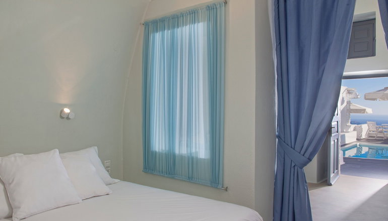 4* On The Rocks Hotel
