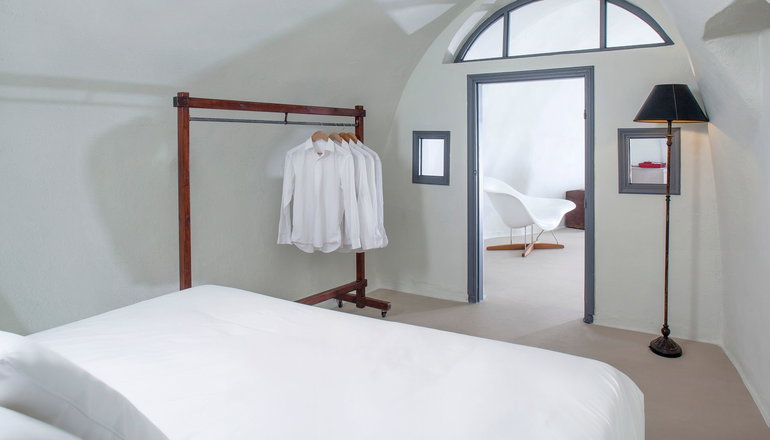 4* On The Rocks Hotel