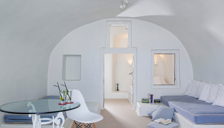4* On The Rocks Hotel