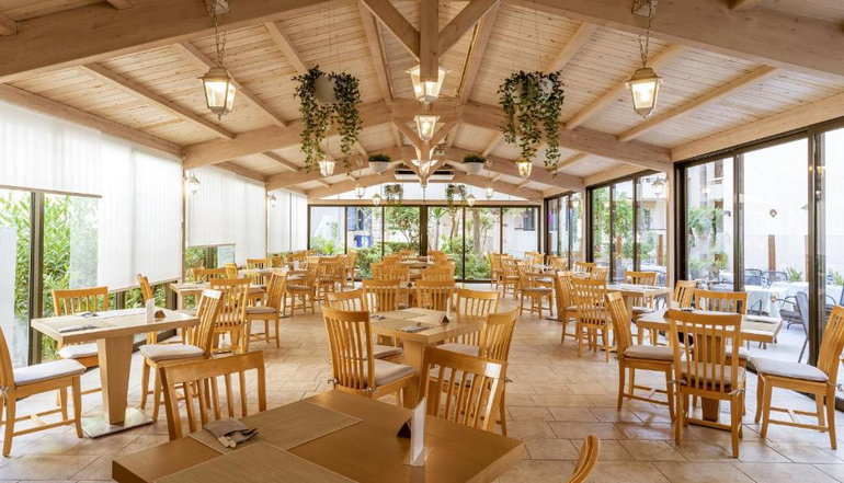 4* Pearl Beach