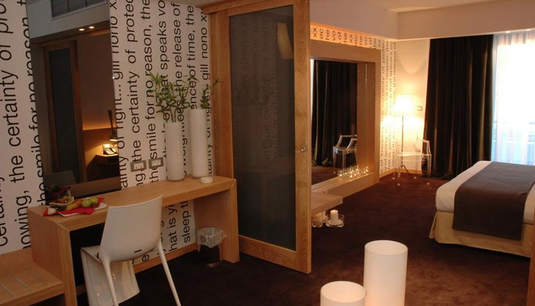 5* 1000 Colors Hotel
