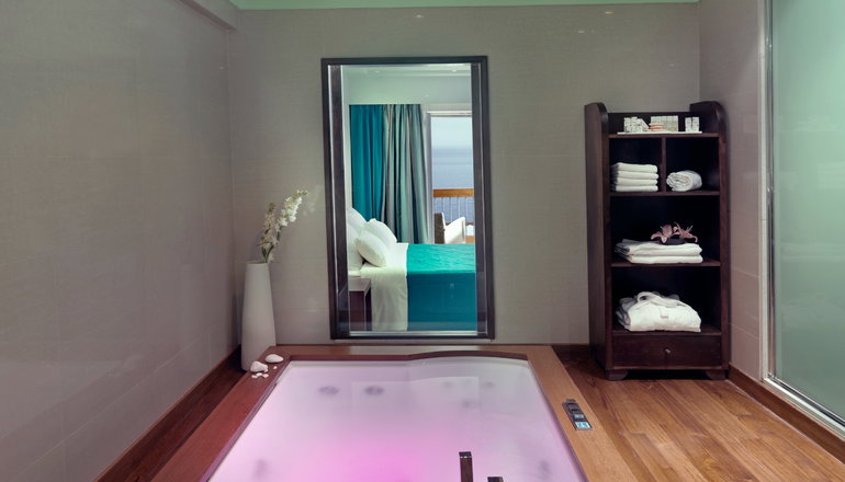 5* Louis Apostolata Island Resort
