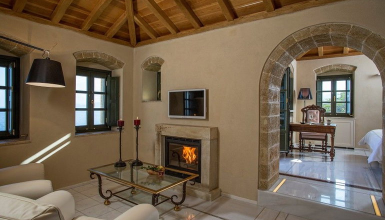 5* Moni Emvasis Luxury Suites