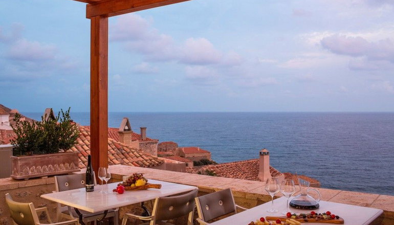 5* Moni Emvasis Luxury Suites