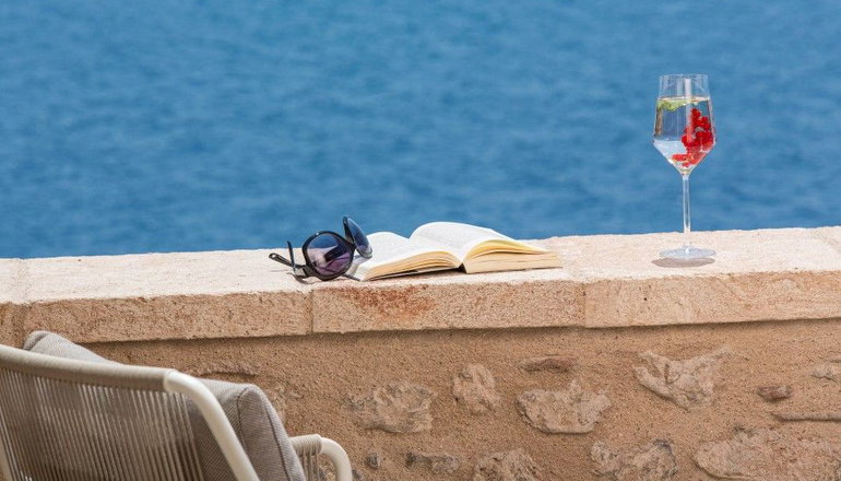 5* Moni Emvasis Luxury Suites