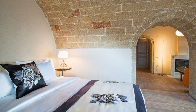 5* Moni Emvasis Luxury Suites