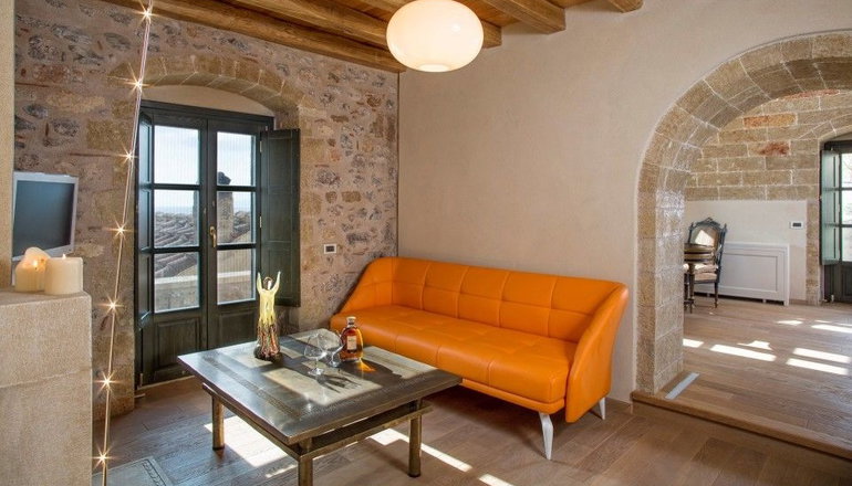 5* Moni Emvasis Luxury Suites