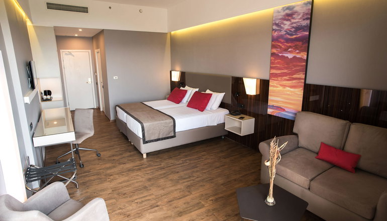5* Ramada Plaza by Wyndham Thraki