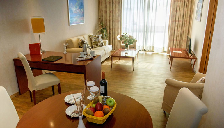 5* Ramada Plaza by Wyndham Thraki