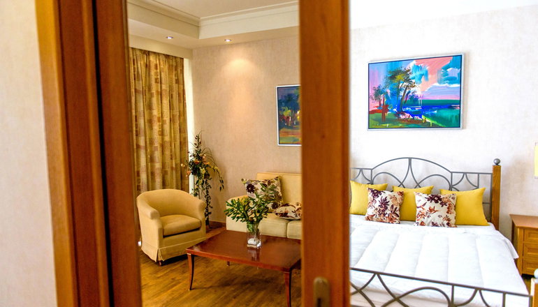 5* Ramada Plaza by Wyndham Thraki