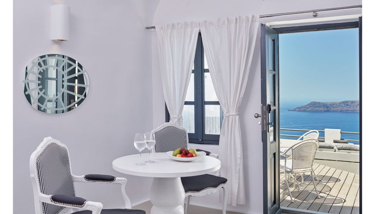 5* Sun Rocks Santorini