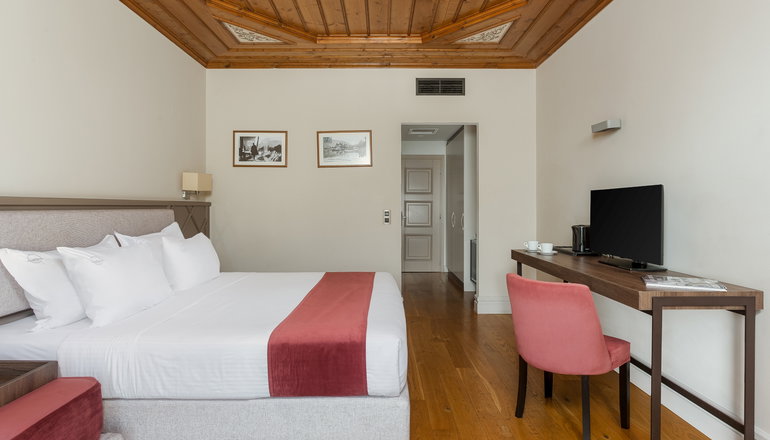5* The Lake Hotel