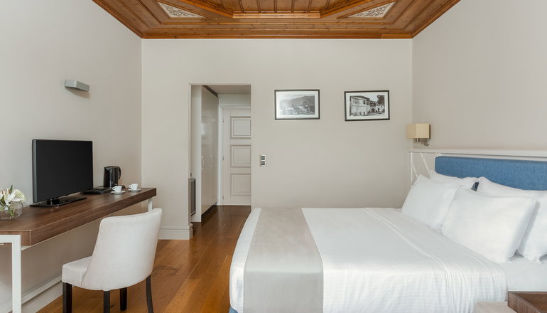 5* The Lake Hotel