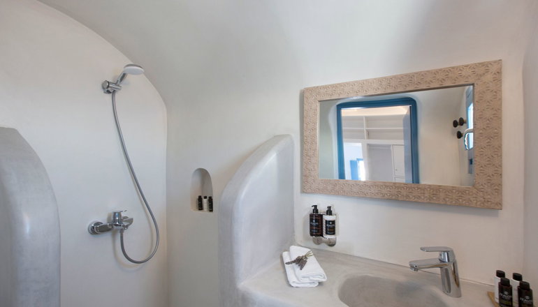 5* Akrotiri Cove