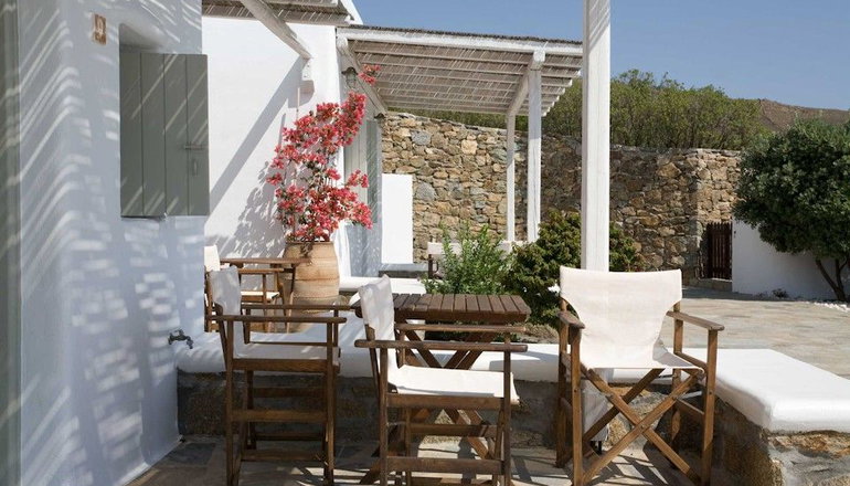 Yakinthos Residence