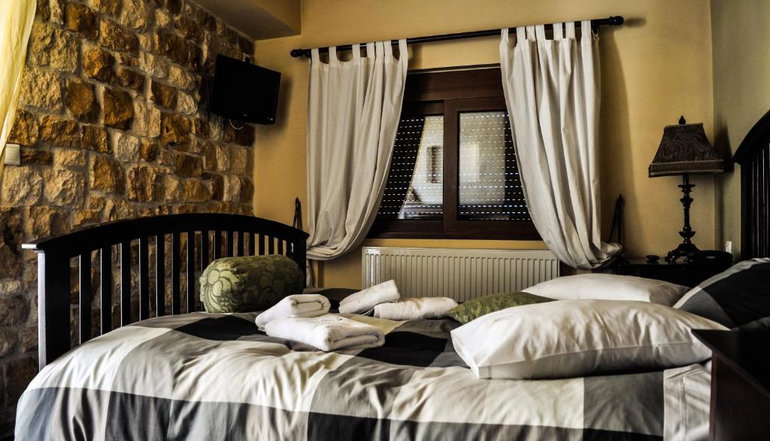 Αέτωμα Suites