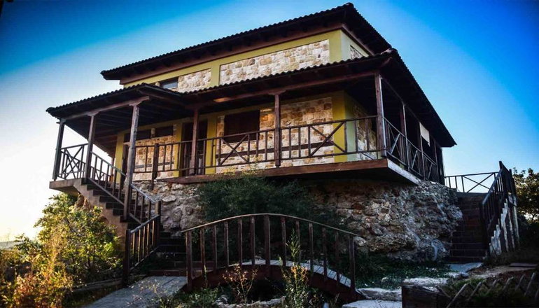 Αέτωμα Suites