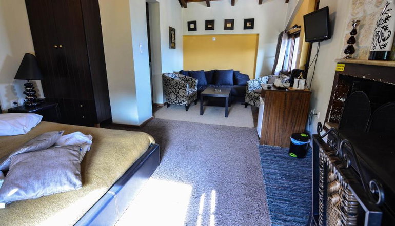 Αέτωμα Suites