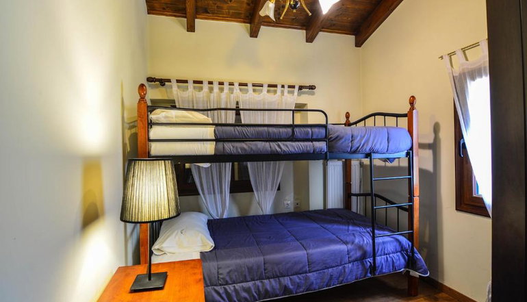 Αέτωμα Suites