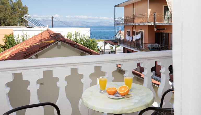 Bella Vista Hotel & Studios
