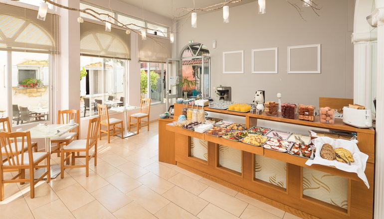 Bella Vista Hotel & Studios