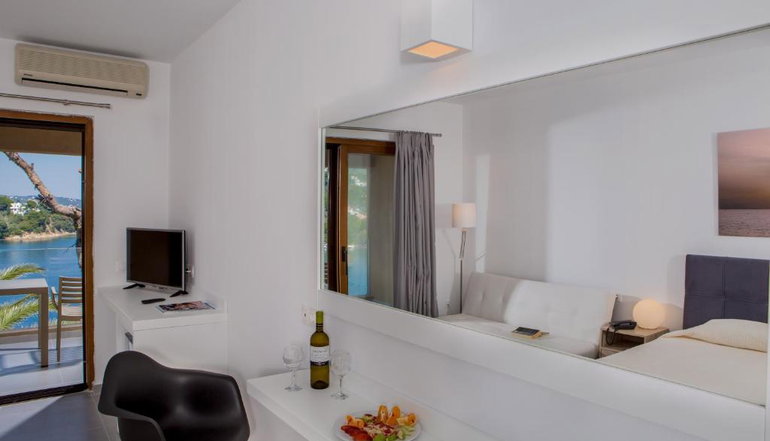 Cape Kanapitsa Hotel Suites