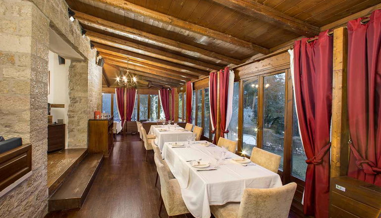 Country Club Hotel & Suites - Μικρό Χωριό, Καρπενήσι