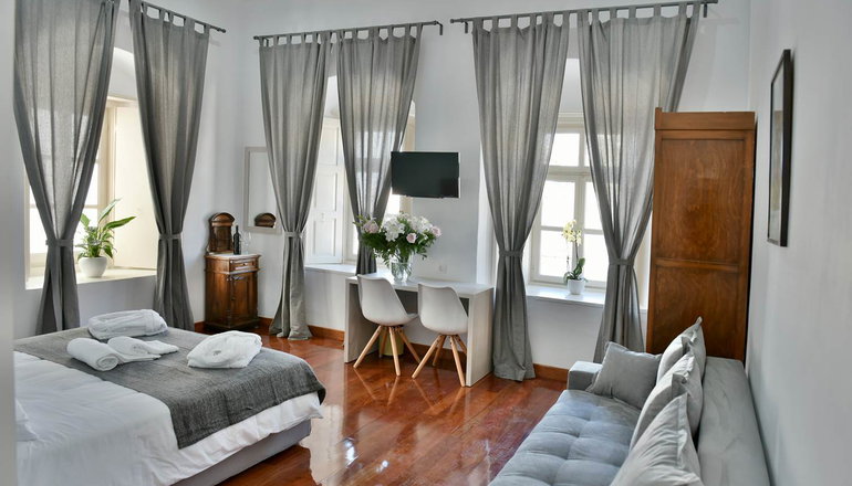 4* Douskos Port House