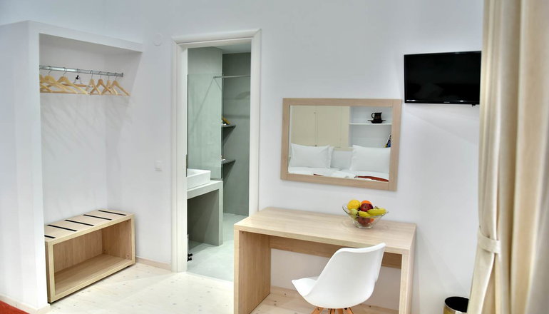 4* Douskos Port House