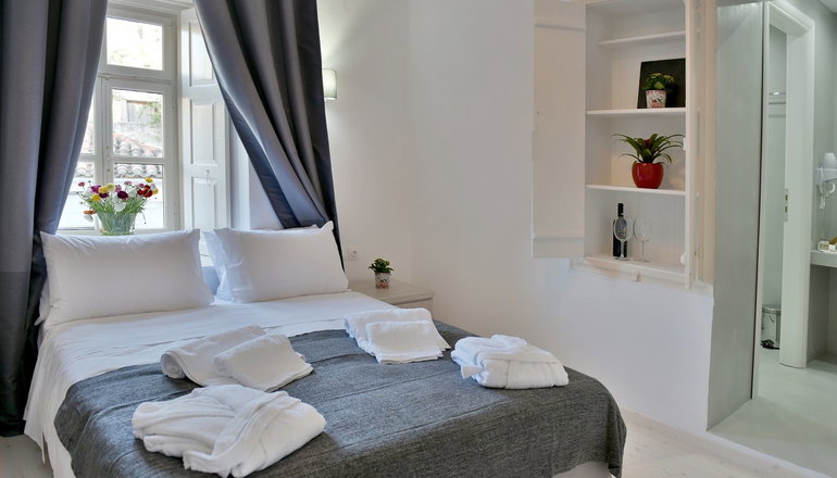 4* Douskos Port House