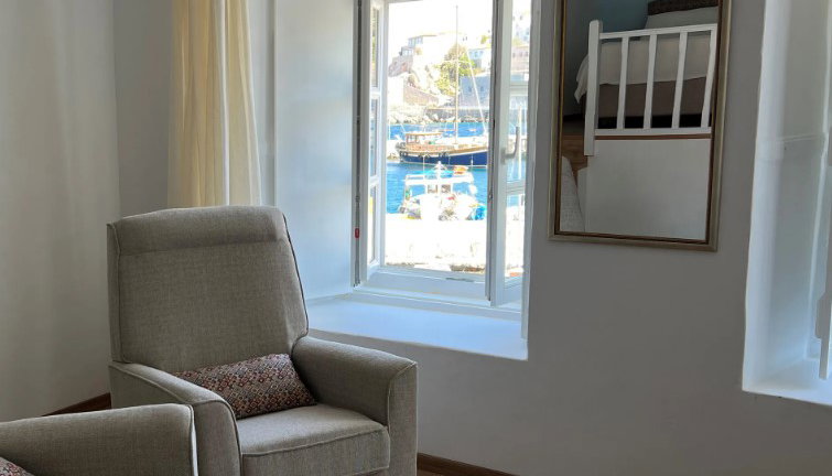 Douskos Port House