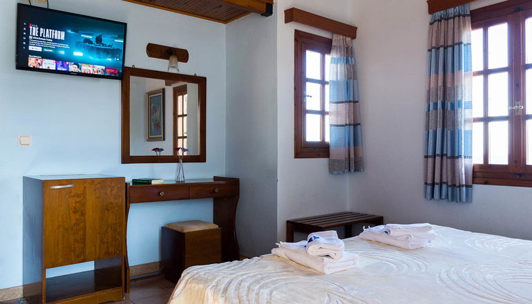 Drymna Hotel - Τριζόνια, Φωκίδα