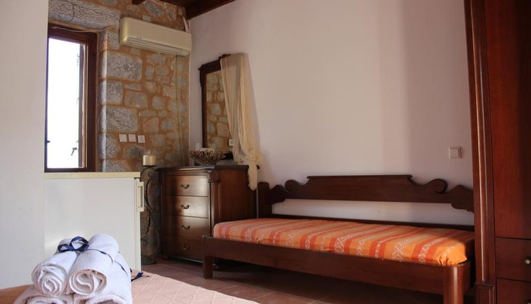 Lalloudes Hotel