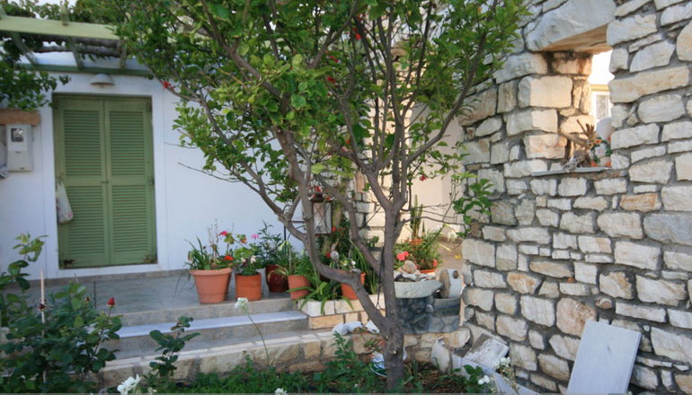 Leonardos Apartments