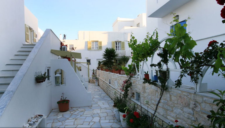 Leonardos Apartments