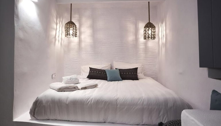Living Theros Luxury Suites