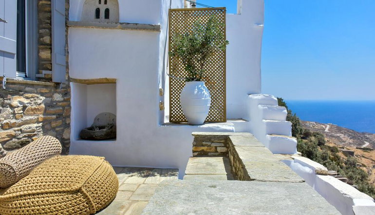 Living Theros Luxury Suites