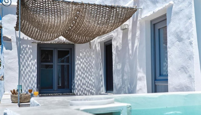 Living Theros Luxury Suites