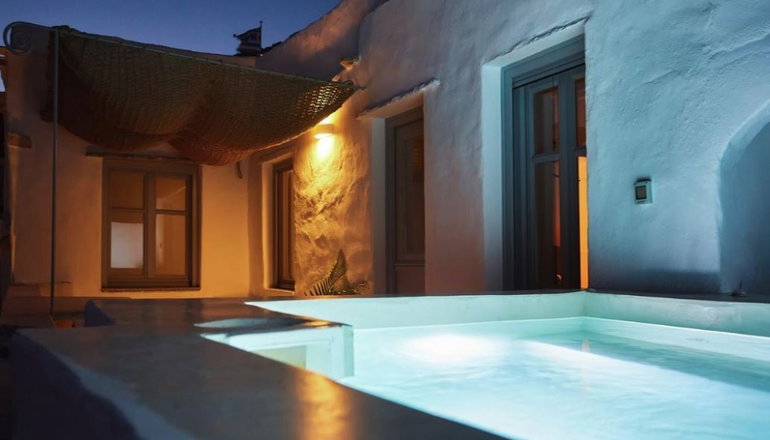 Living Theros Luxury Suites