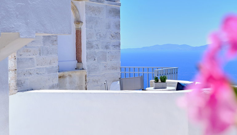 Living Theros Luxury Suites