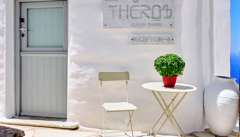 Living Theros Luxury Suites