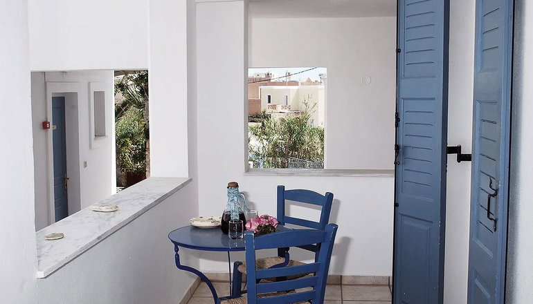 Manos Syros - Μέγας Γυαλός, Σύρος
