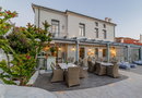 Άνδρος με πρωινό για 2 άτομα
