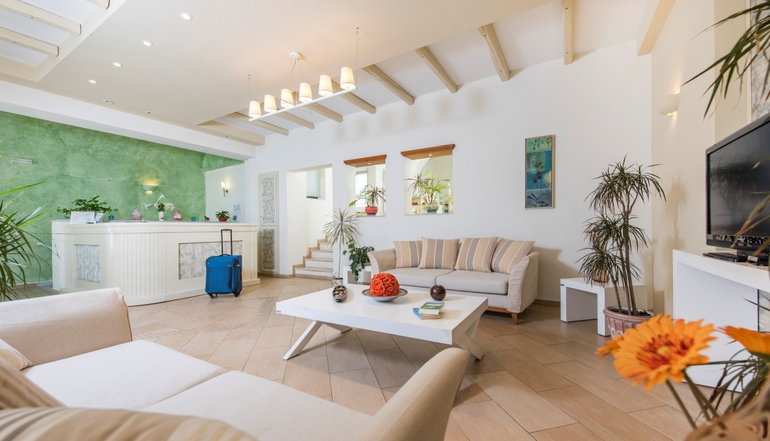 4* Nissos Thira Hotel
