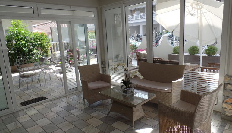 Ouzas Luxury Hotel