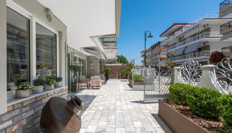 Ouzas Luxury Hotel