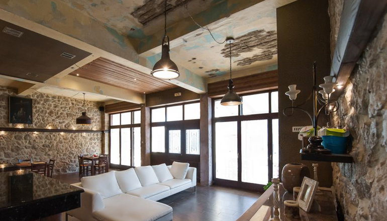 Polys Guesthouse