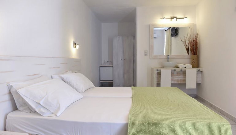 Porto Naoussa Hotel
