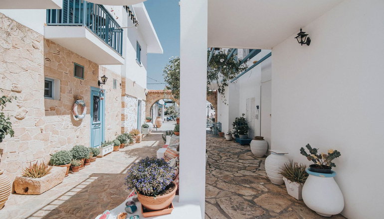 Saronis Hotel