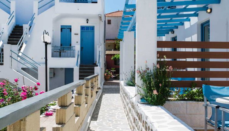 Saronis Hotel